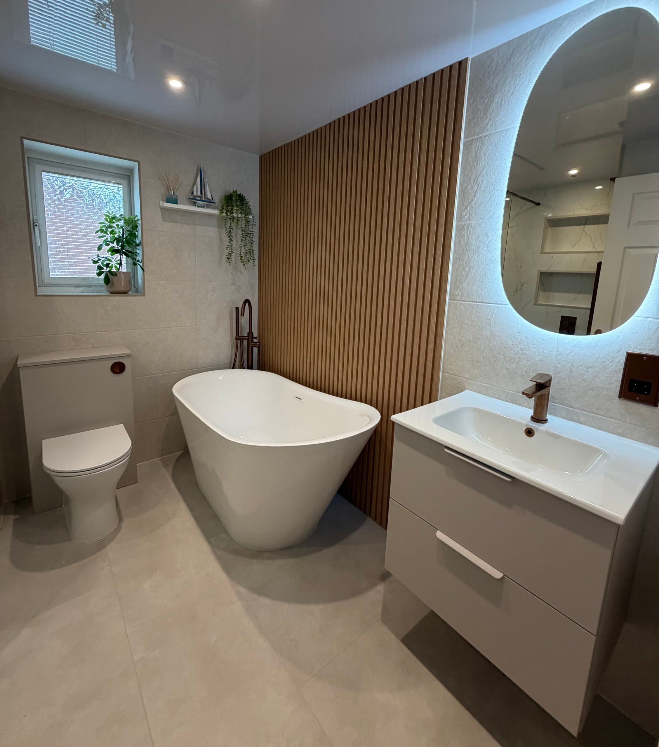 Mr & Mrs Lewis Main Bathroom
