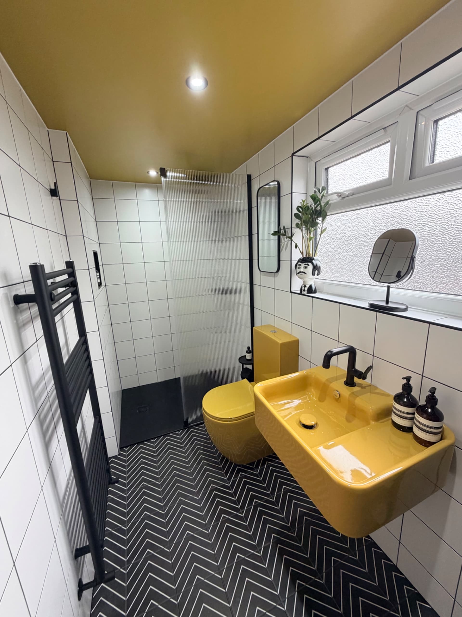 Simon & Steven - Main Bathroom